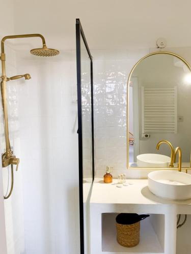 une salle de bain avec un lavabo et un miroir dans l'établissement Le Cocon du Rouet-proche Vélodrome et Palais des Congrès, à Marseille