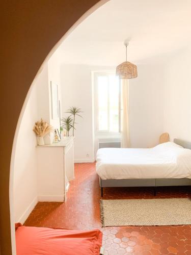 une chambre avec deux lits et une fenêtre dans l'établissement Le Cocon du Rouet-proche Vélodrome et Palais des Congrès, à Marseille