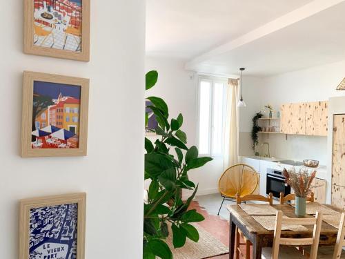 une cuisine et une salle à manger avec une table et une plante dans l'établissement Le Cocon du Rouet-proche Vélodrome et Palais des Congrès, à Marseille
