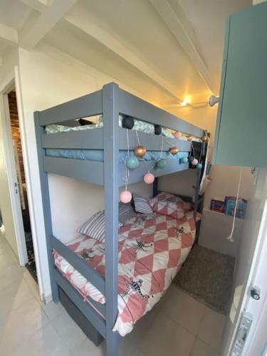 - une chambre avec des lits superposés bleus dans l'établissement Bienvenue Chez Timta, à Arès