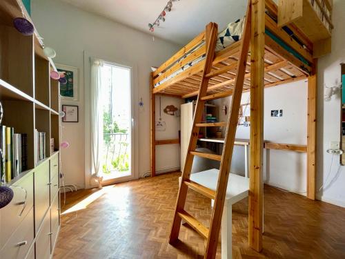 Cette chambre dispose de lits superposés et d'une échelle. dans l'établissement Maison Bocage - lumineuse avec jardin, à Carcassonne