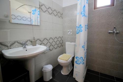 卡薩米里的住宿－Apartments Kujtim Dura，一间带卫生间和水槽的浴室