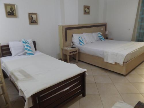 1 dormitorio con 2 camas y mesita de noche en Oasis marsa alam, en Marsa Alam