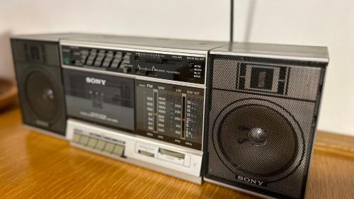 a radio and a speaker sitting on a table at Casa di Nonna Tina in Pisa