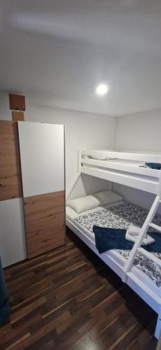 ピロヴァッツにあるMobile Home Relaxの二段ベッド2台と鏡が備わる客室です。