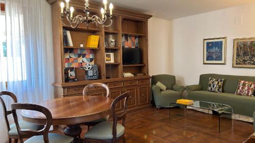 a living room with a table and a couch at Casa di Nonna Tina in Pisa