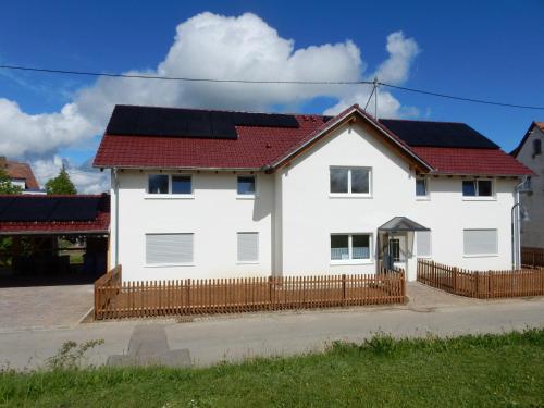 uma casa branca com painéis solares no telhado em Haus Kellenburg em Albstadt