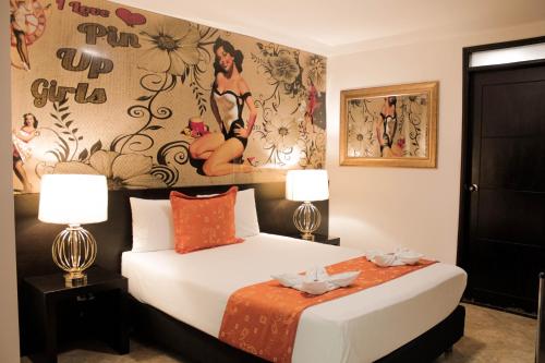 a hotel room with a bed with two lamps at Hotel Plaza Garibaldi in Caldas