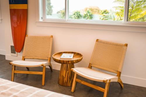 2 sillas y una mesa en una habitación en Funboard Room includes King Bed and Mini Kitchenette, en Stinson Beach