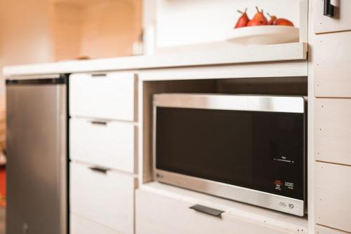 cocina con horno microondas y algunas manzanas en Funboard Room includes King Bed and Mini Kitchenette, en Stinson Beach
