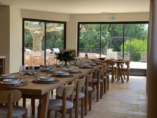 拉加爾德阿代馬的住宿－Mas provençal d'exception，长长的用餐室配有长桌子和椅子