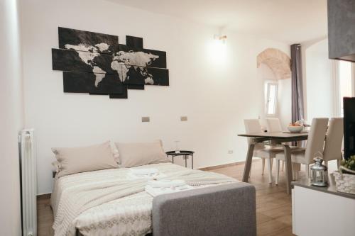 sala de estar con sofá y mesa en Appartamento Al Borgo, en Bienno