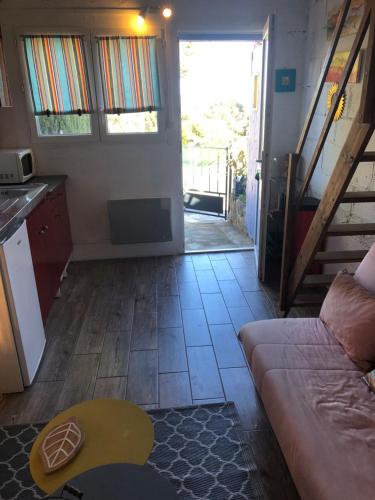 un salon avec un canapé et une cuisine dans l'établissement Duplex à collioure avec extérieur, à Collioure