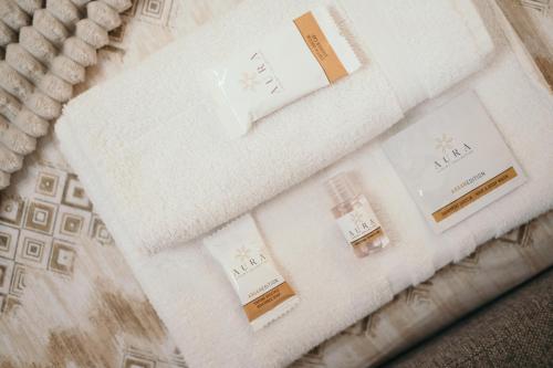 a pile of white towels on top of a bed at Charme nel Borgo di Bienno di Design, Natura & Relax in Bienno