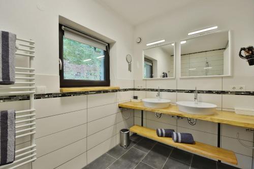 Kylpyhuone majoituspaikassa Ferienwohnung Hochsiedel