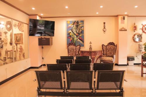 un grupo de sillas en una habitación con un escenario en Hotel Plaza Garibaldi, en Caldas