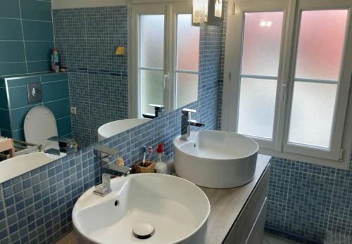 une salle de bain avec un lavabo blanc et un miroir dans l'établissement Le Havre de Quentovic pour six personnes, à Le Touquet-Paris-Plage
