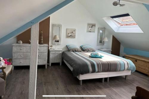 une chambre avec un lit et une commode dans l'établissement Le Havre de Quentovic pour six personnes, à Le Touquet-Paris-Plage