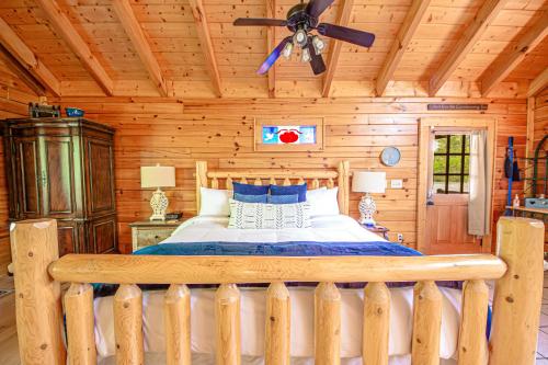 um quarto com uma cama e uma ventoinha de tecto em Love Me Tender Studio Cabin em Sevierville