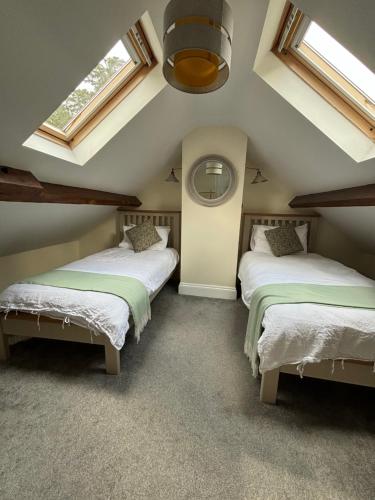 2 camas en un ático con tragaluces en Orchard Cottage, en Corwen