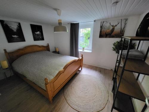 - une chambre avec un lit et une fenêtre dans l'établissement Le Grand Cerf gîte citadin, à Saint-Hubert