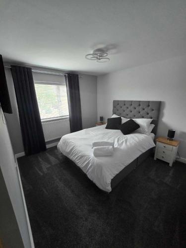 um quarto com uma grande cama branca e uma janela em Perfect Getaway / Workstay! em Middlesbrough
