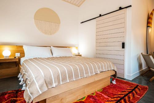 um quarto com uma cama grande e uma cabeceira em madeira em Longboard Studio includes King Bed and Kitchenette em Stinson Beach