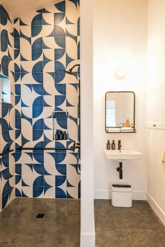 uma casa de banho com uma cortina de chuveiro azul e branco em Longboard Studio includes King Bed and Kitchenette em Stinson Beach