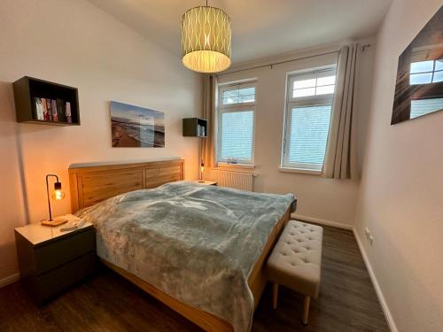 蒂索Haus Concordia 2 Strandgut的带床、书桌和窗户的卧室