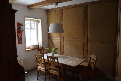 une salle à manger avec une table et des chaises en bois dans l'établissement Ferienhaus Anno 1720, à Wernigerode