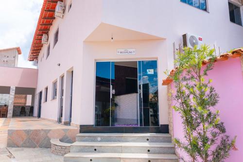 a building with a staircase leading to a doorway at Pousada Meia Lua in Pirenópolis