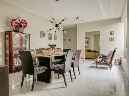a dining room with a table and chairs at Casa a 3 km da praia de Ponta Negra in Natal