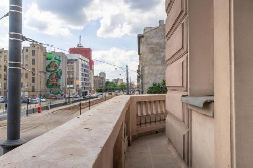 an empty ledge of a building on a city street at Polonia Residence Panorama by LookAp Klimatyzacja in Łódź