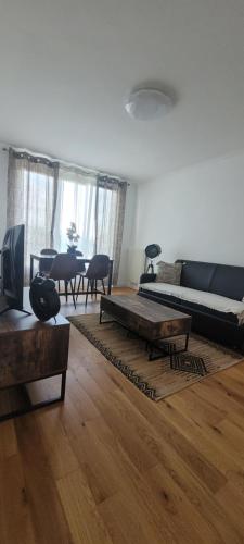un salon avec un canapé et une table dans l'établissement Residence Jannate paris, à Thiais