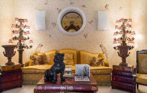 a living room with a dog statue on a table at Villa ITO in La Spezia