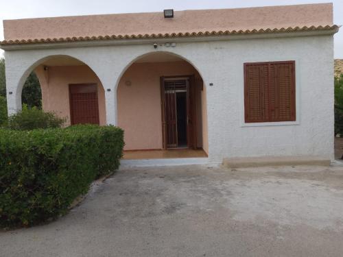 a small white house with a red roof at Casa Natura in Avola