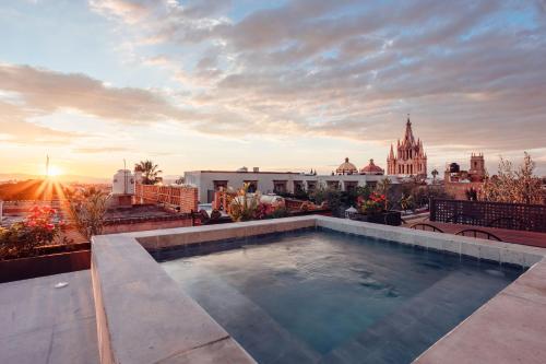 サンミゲル・デ・アジェンデにあるLe Cottage San Miguel de Allende, Modern Luxury in Centro with Pool & Jacuzziの屋根のスイミングプール