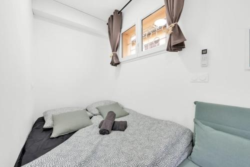 a bedroom with a bed and a mirror on the wall at L Atmosphère Tendre in Toulouse