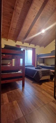 1 Schlafzimmer mit 2 Etagenbetten und Holzboden in der Unterkunft Casa céntrica compartida in Ushuaia