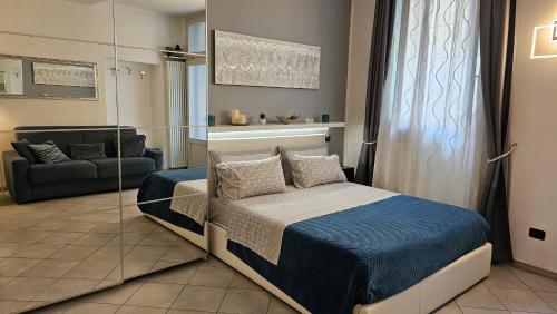 A bed or beds in a room at La Perla sul Lago di Como con parcheggio