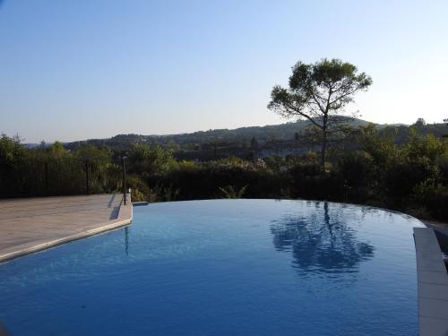 Photo de la galerie de l'établissement Superbe appartement dans résidence avec piscine, à Saint-Martin-dʼArdèche