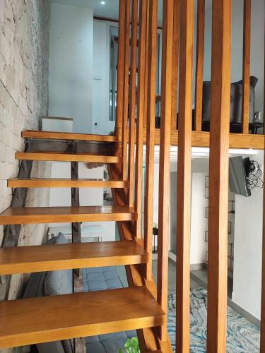 un conjunto de escaleras de madera en una habitación en Maison M, en Portimão