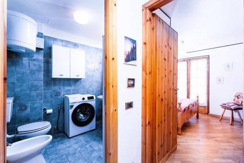 un bagno con lavatrice e asciugatrice in camera di Mara's House - Piste da Sci e Garage privato a Sauze d'Oulx