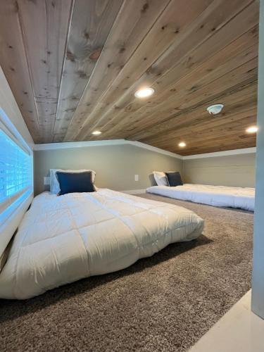 Una cama o camas en una habitación de Luxury Riverfront Tiny Home- Amazing Views #555