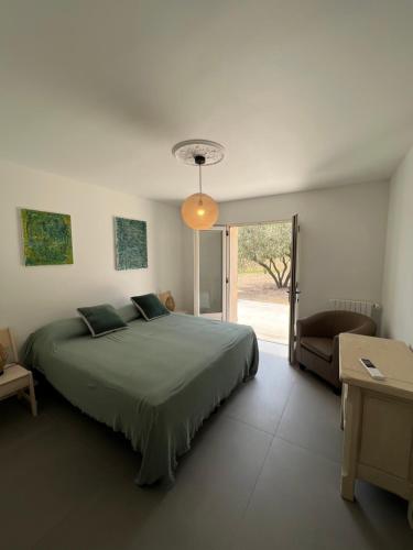 een slaapkamer met een groot bed en een raam bij Mas Grenadine, magnifique villa du Piémont Cévenol in Sauve