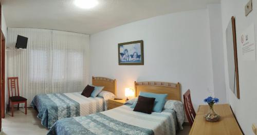 Postel nebo postele na pokoji v ubytování Hostal La Llave