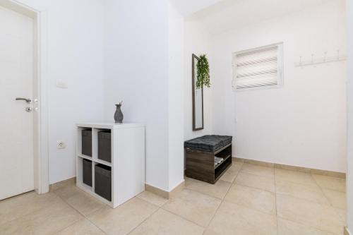 ティヴァトにあるPaunovic Apartmentsの白壁の白い部屋