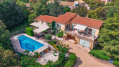 une vue aérienne d'une maison avec piscine dans l'établissement Magnifique villa provençale avec piscine et jardin, à Pouzilhac