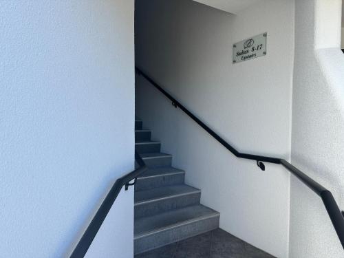 una escalera en un edificio con un cartel en la pared en Ballina Motel en Napier