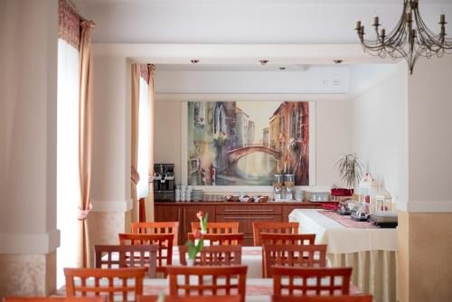 eine Küche mit einem Tisch, Stühlen und einer Theke in der Unterkunft WILLA ANNA - 20 procent Termy Gorący Potok in Szaflary